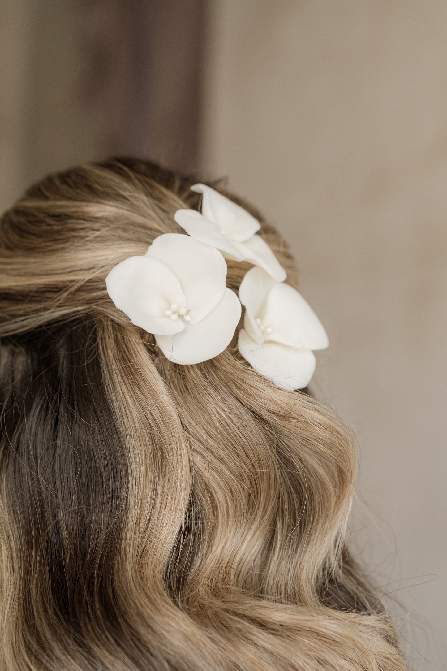 Hair pin flor porcelana ivory