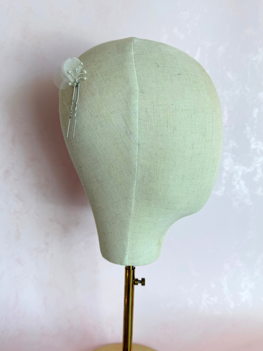 Hair Pin Pétalo Organza y Perlas