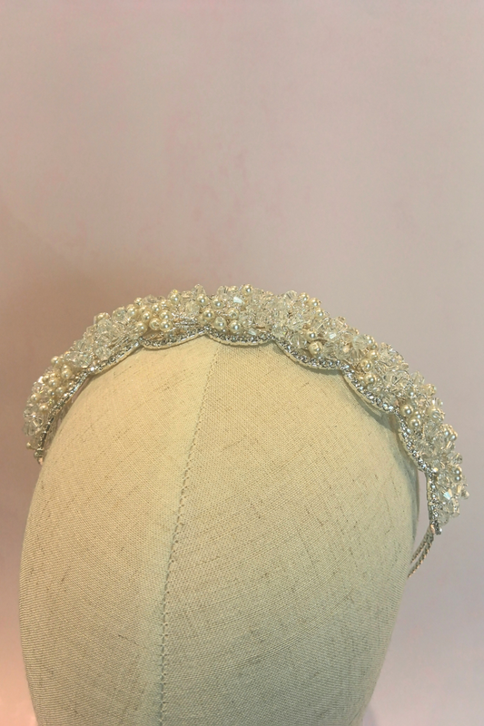 Tiara cristales y perlas dorada