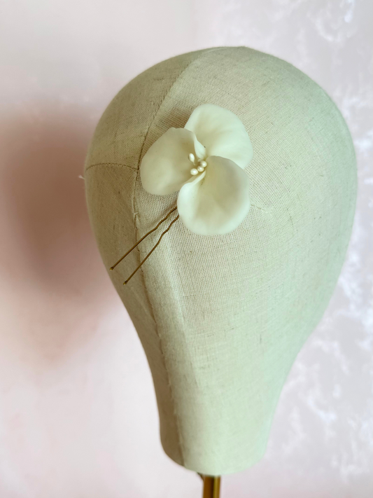 Hair pin flor porcelana ivory