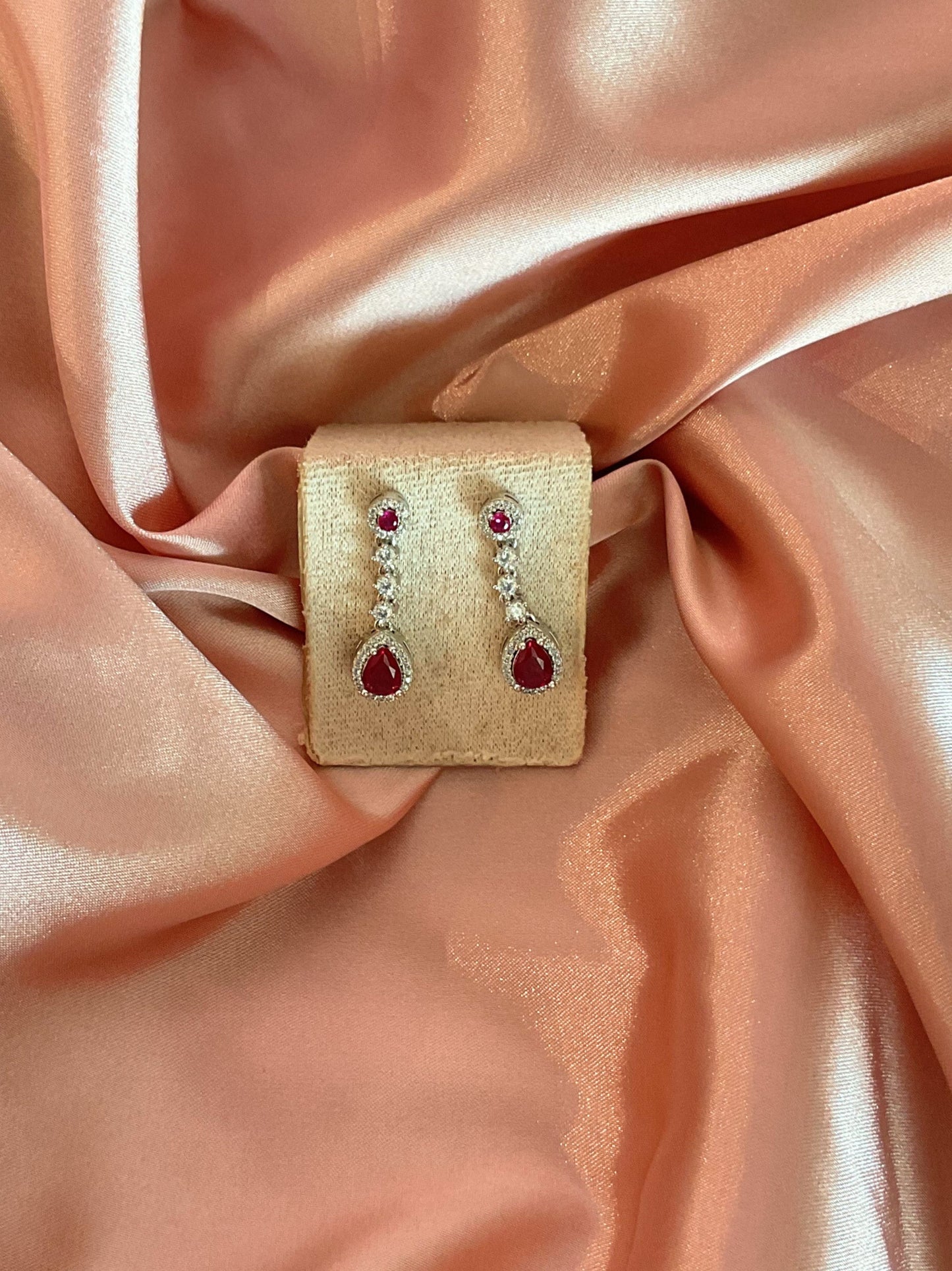 Aretes rubí gota