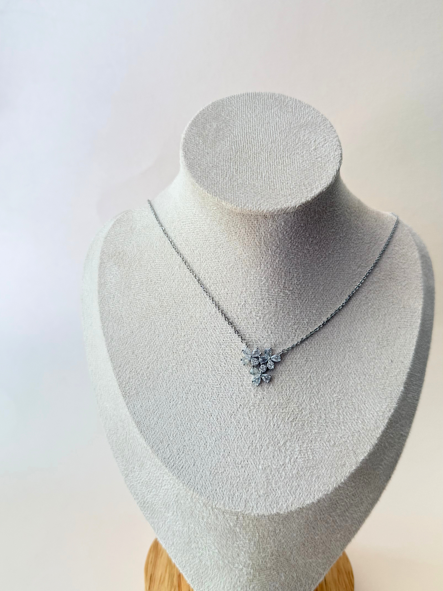 Collar Triple Flor Circonias