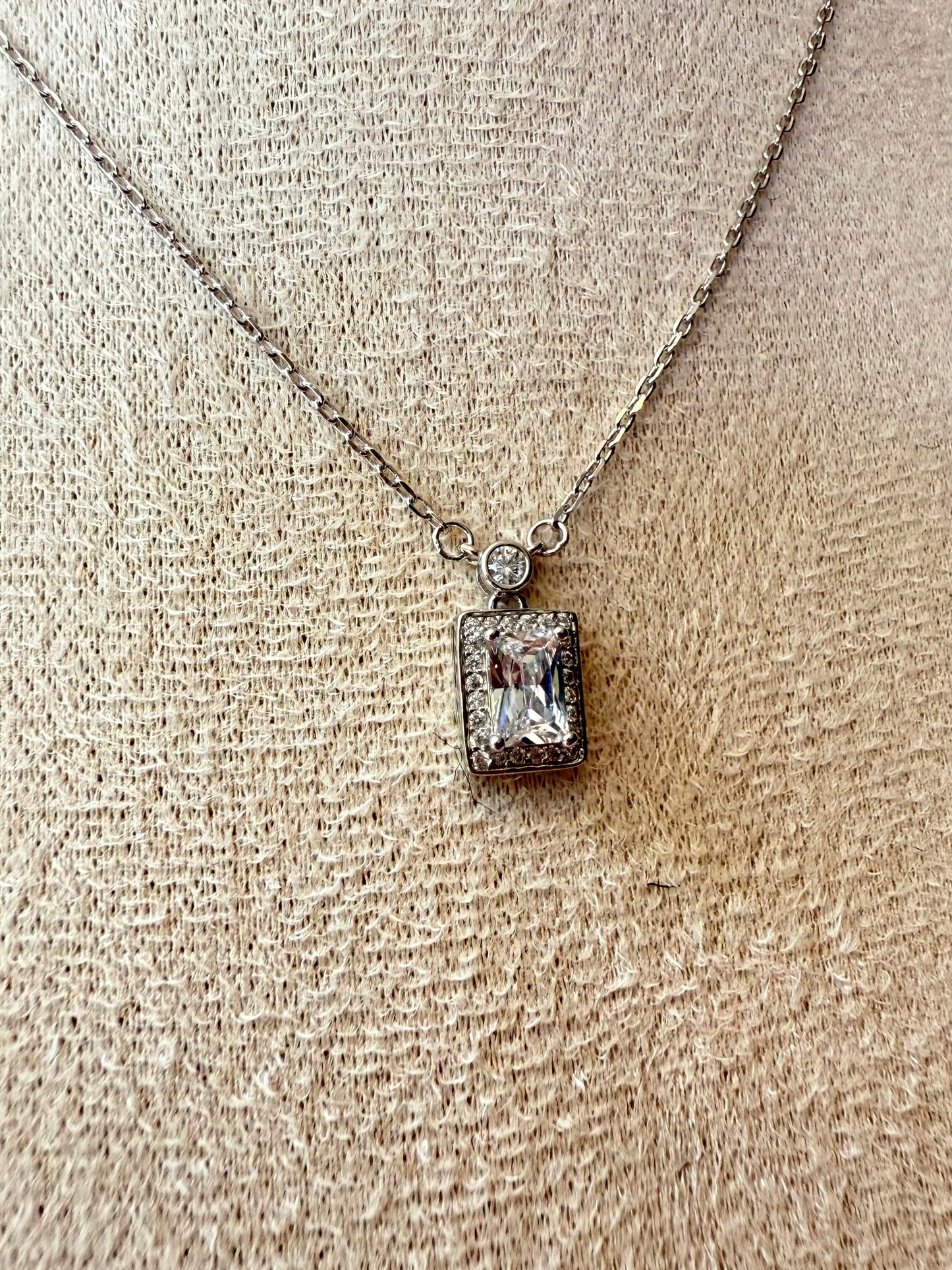 Collar rectángulo zirconia