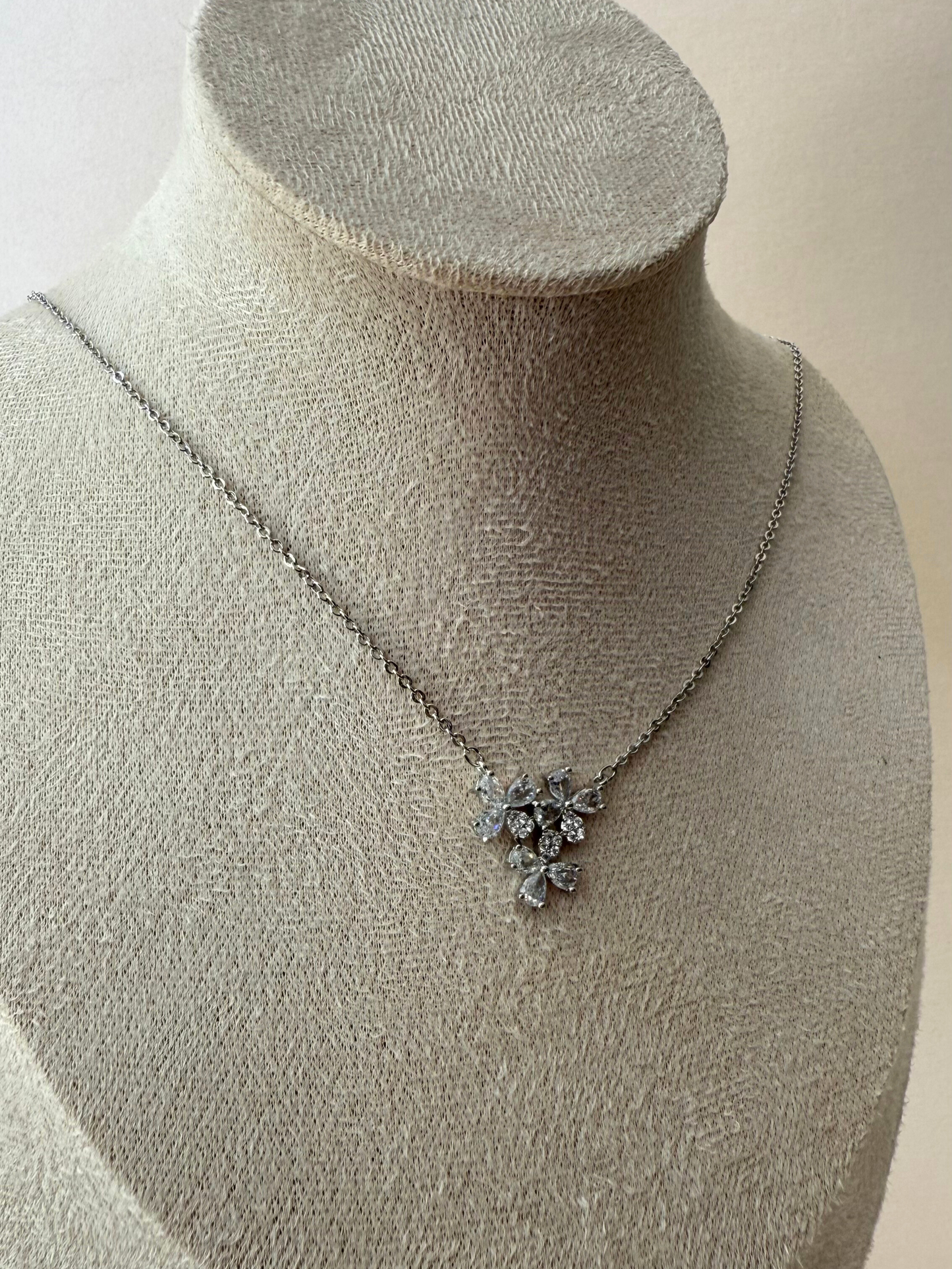 Collar Triple Flor Circonias