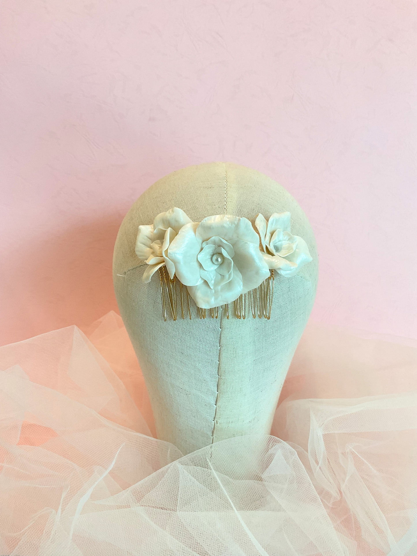 Peineta dorada con 3 flores ivory