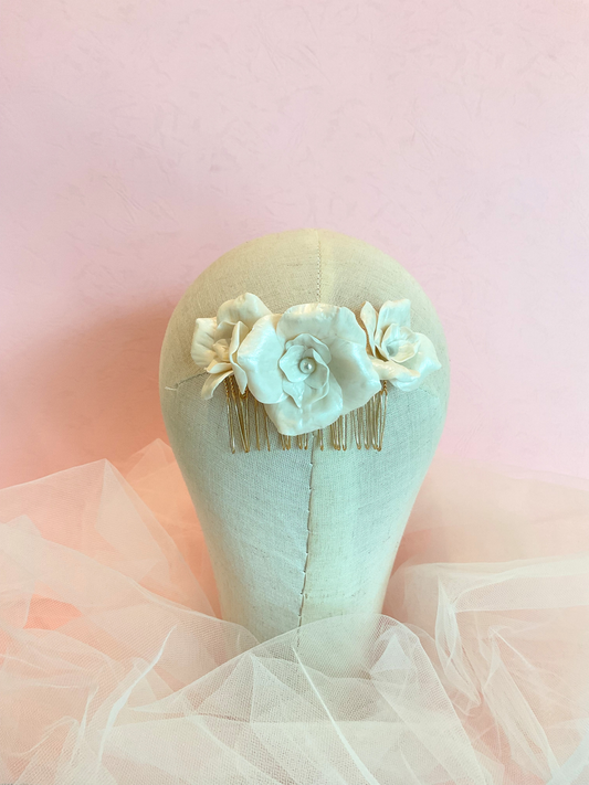 Peineta dorada con 3 flores ivory