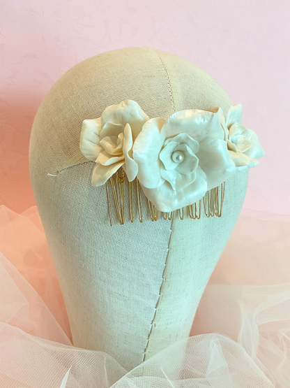 Peineta dorada con 3 flores ivory