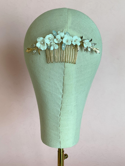 Peineta dorada con flores y cristales azules