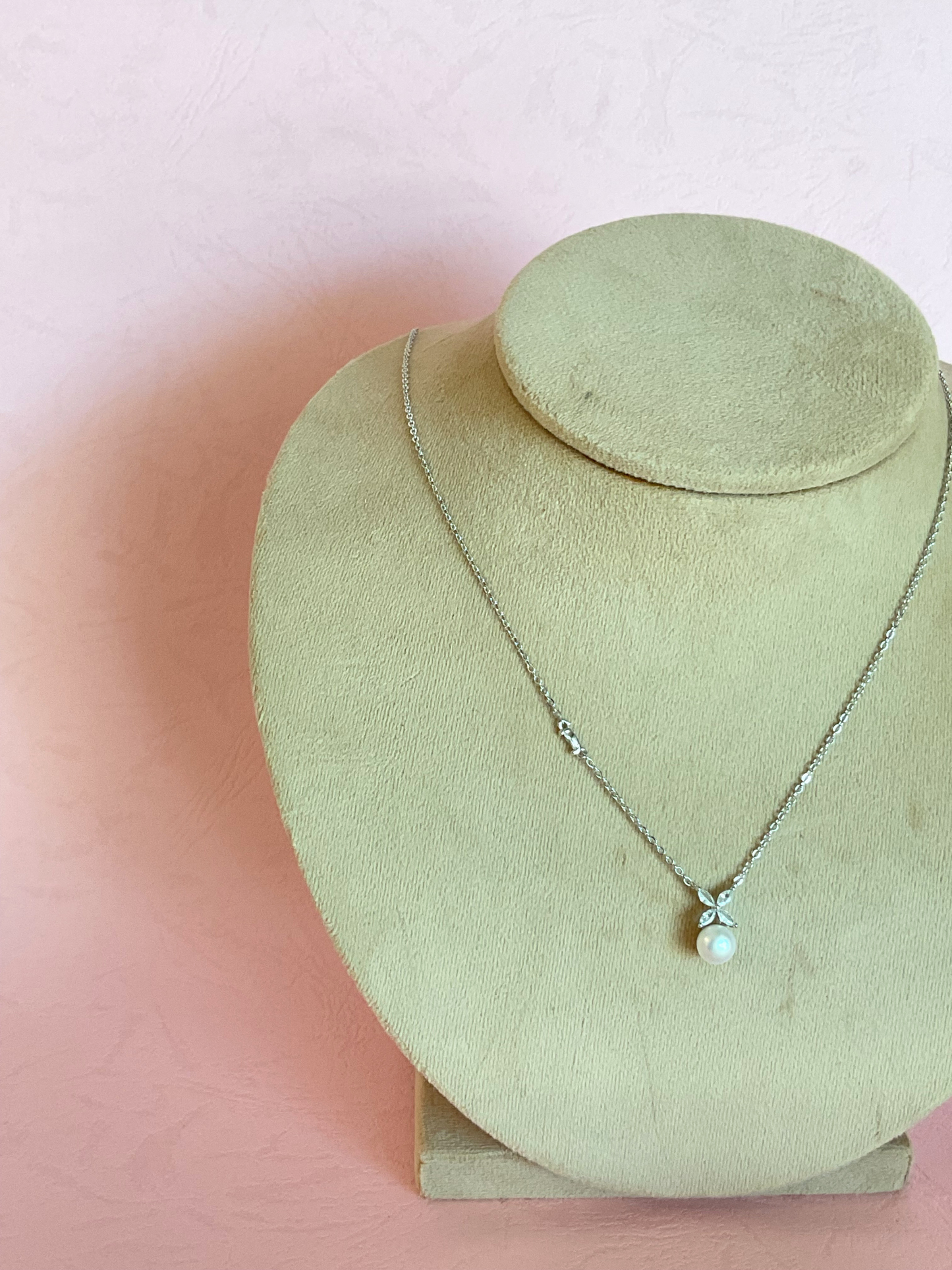 Collar perla y flor