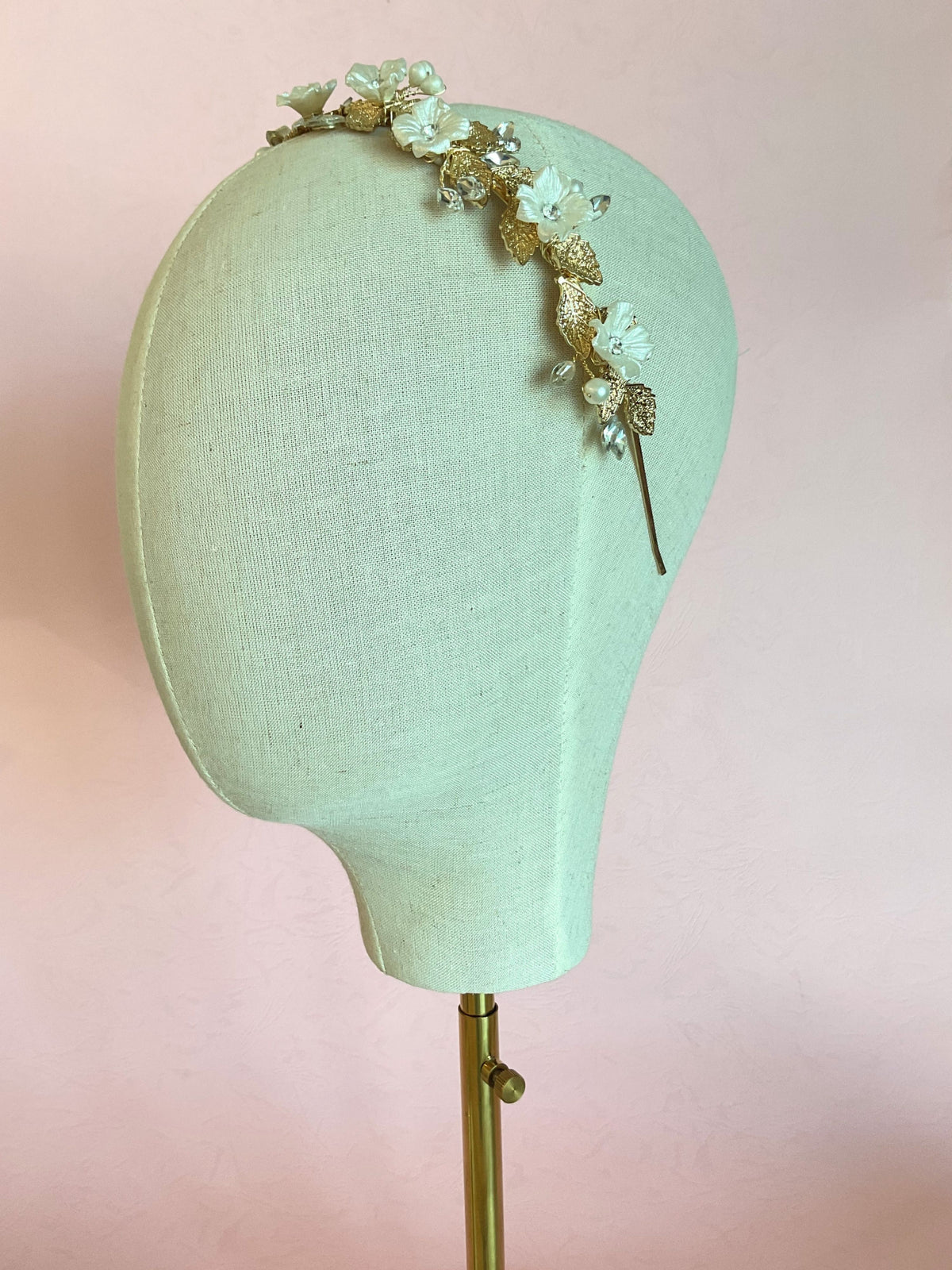 Diadema dorada flores , perlas y cristales